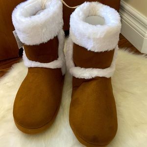 🆕 Faux Fur Trim Bootie Slippers in size 7-8